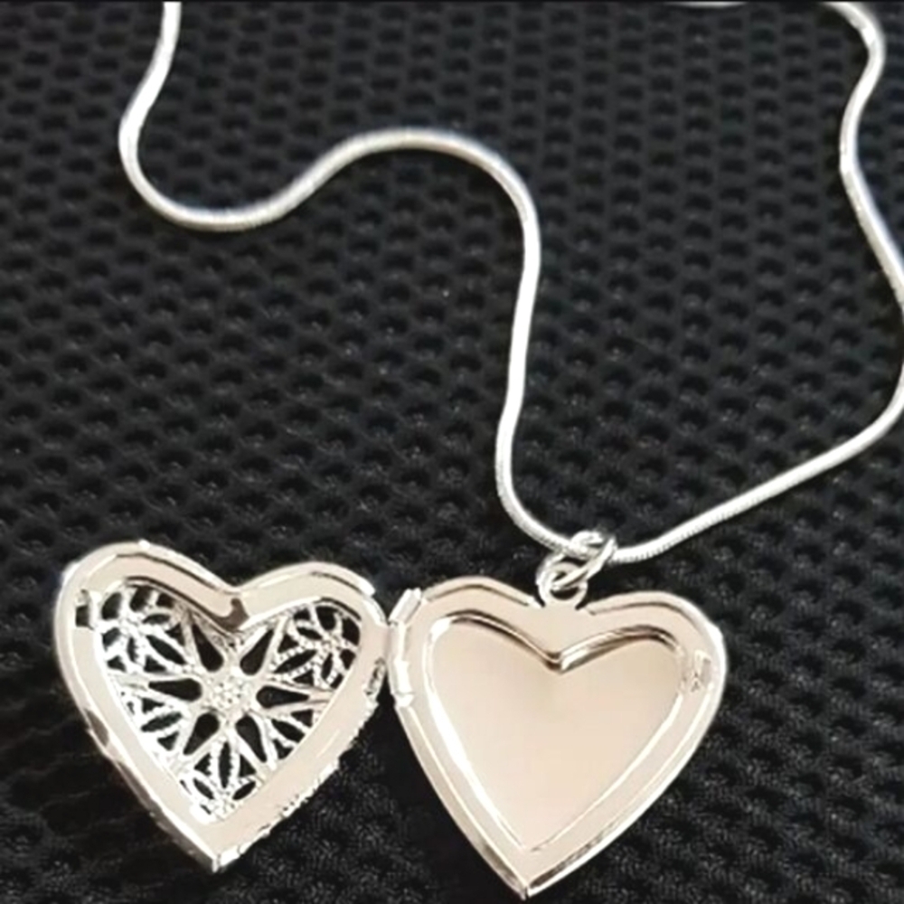 Elegant 925 Silver Heart Pendant Locket Necklace 22 Inches